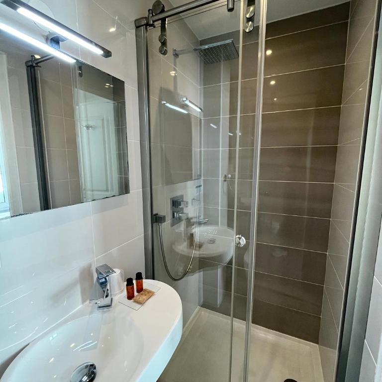 Hotel Flots d'Azur Promenade des Anglais - Chambre Double Standard - Vue Partielle sur Mer - 3
