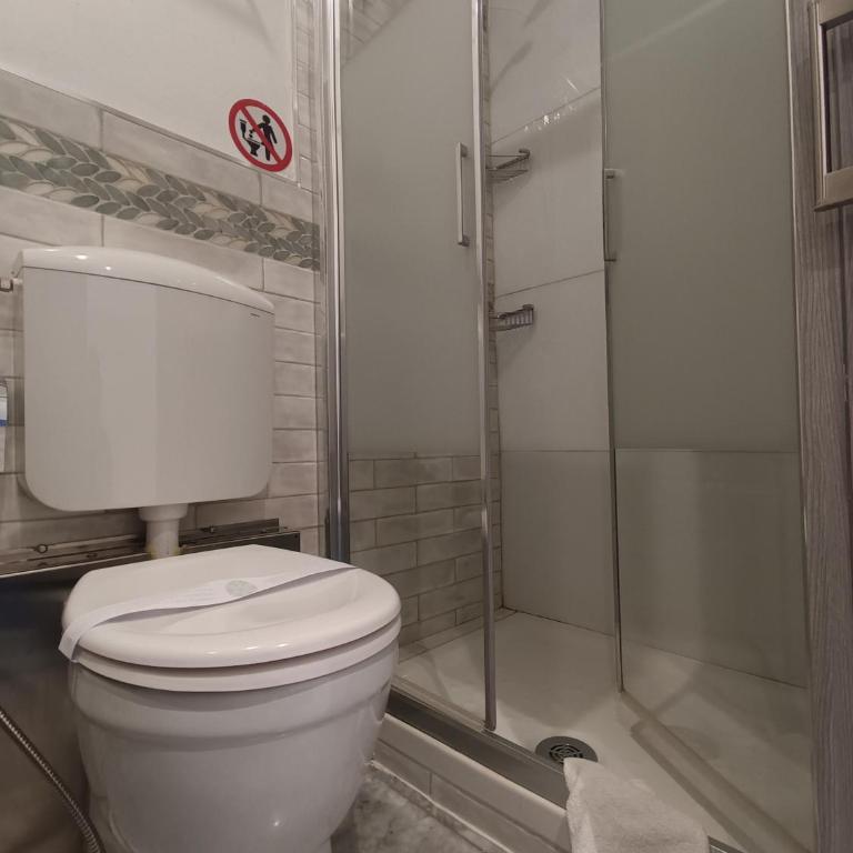Rolando 20B - Camera Singola con Bagno Privato Esterno - 10