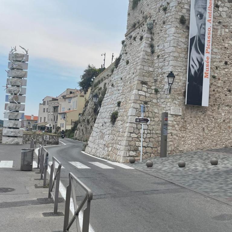 Authentic Old Antibes Duplex with Seaview Terrace - Apartment mit 3 Schlafzimmern - 43