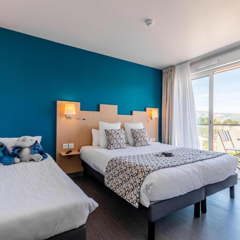 Sure Hotel by Best Western Saint-Raphael Le Dramont - Family Room with One Queen Bed and One Single Bed - Balcony/Non-Smoking - 1