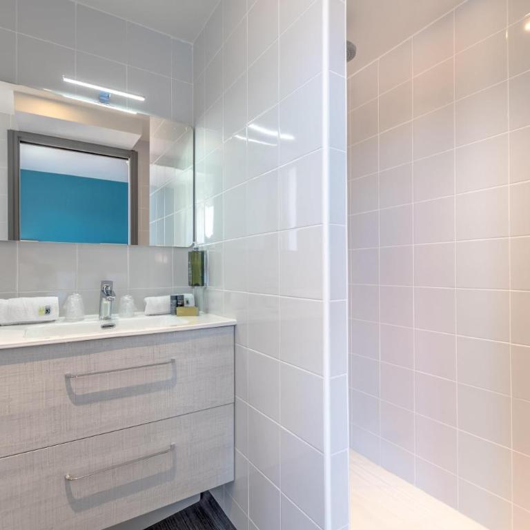 Sure Hotel by Best Western Saint-Raphael Le Dramont - Superior Queen Room with Balcony - Higher Floor/Non-Smoking - 4