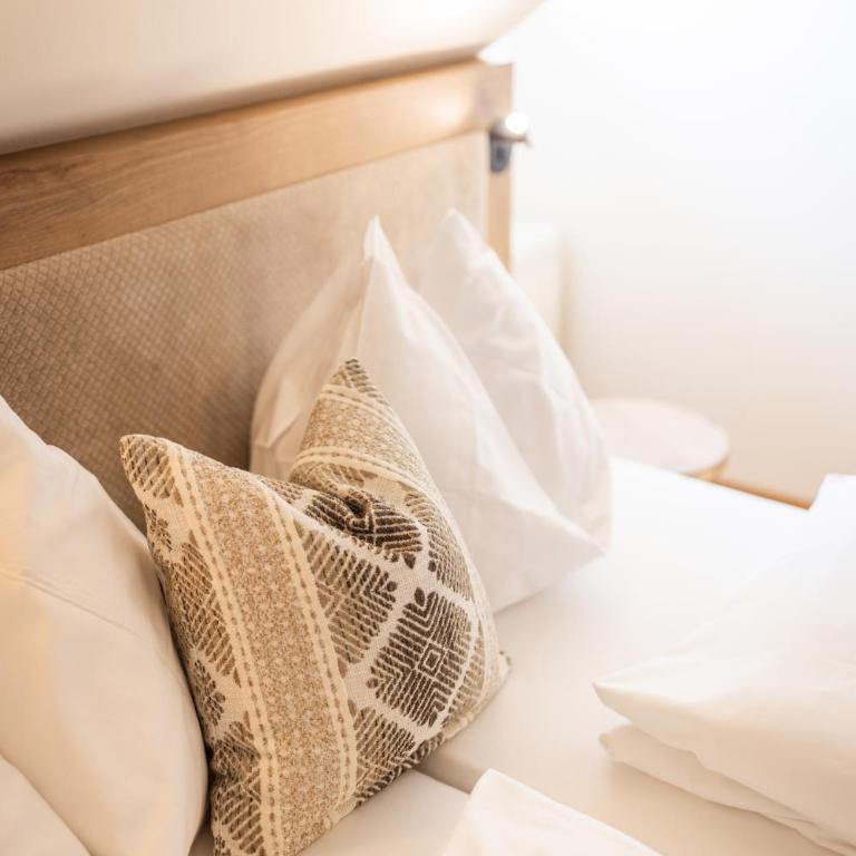 Landhotel Drei Eichen - Kleines Doppelzimmer mit Blick auf die Straße. - 3
