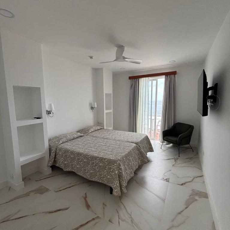Hotel Monopol - Habitación Doble Deluxe con balcón y vistas al mar - 4