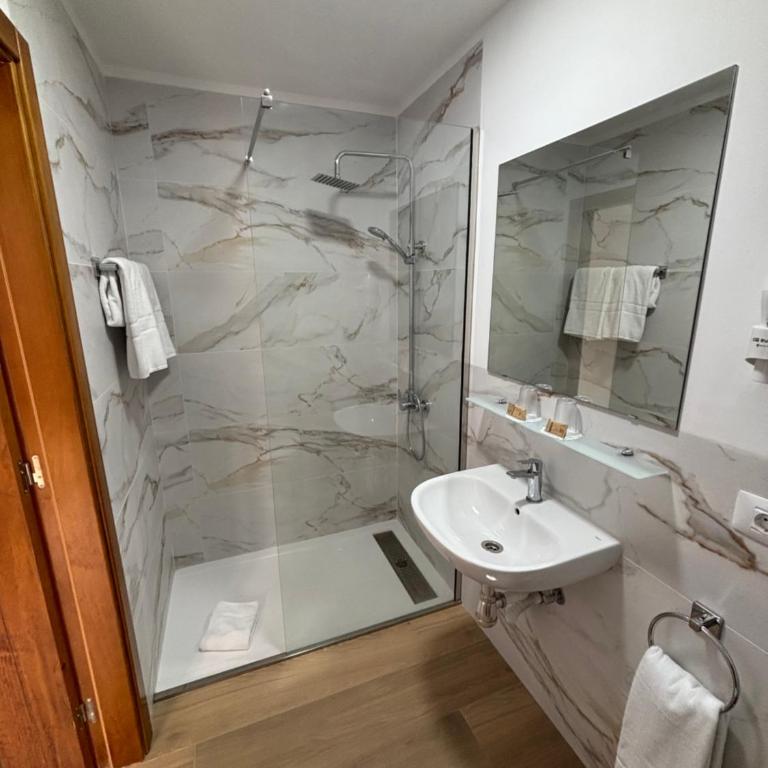 Hotel Monopol - Habitación Doble Deluxe con balcón y vistas al mar - 5