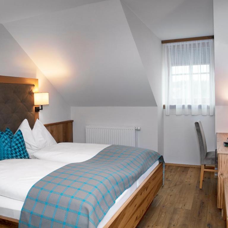 Landhotel Drei Eichen - Kleines Doppelzimmer mit Blick auf die Straße. - 4