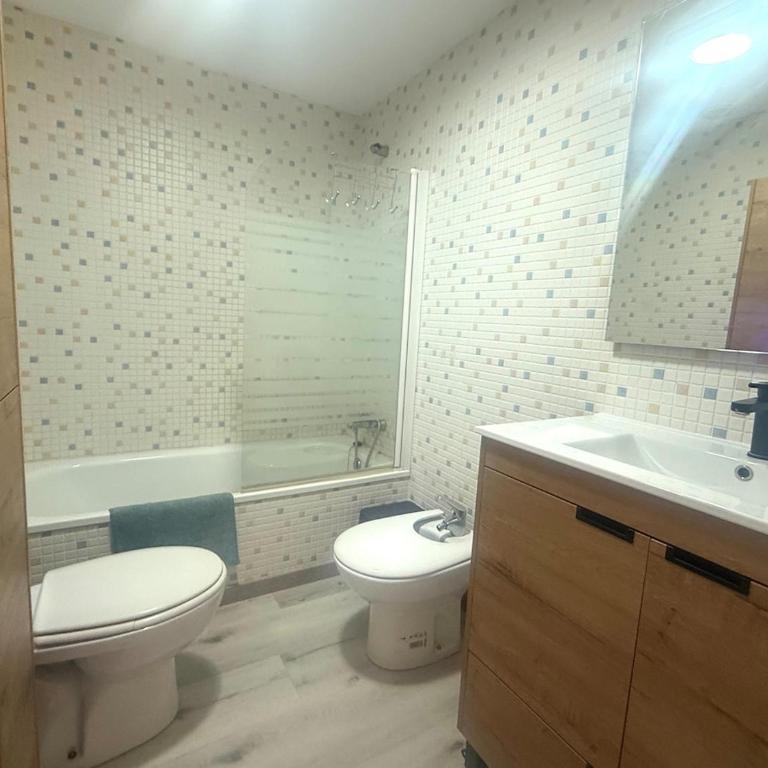 Céntrico con piscina y parking Terraza espaciosa - Apartamento de 3 dormitorios - 53