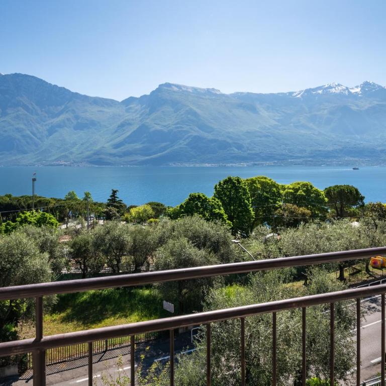 Hotel Silvana Garnì - Camera Matrimoniale con Balcone e Vista Lago - 8