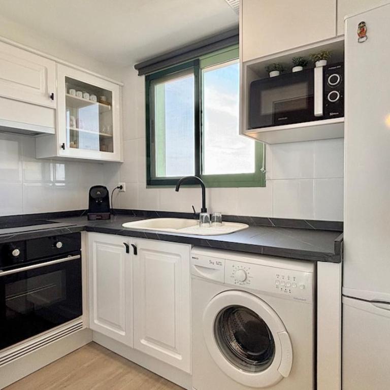 With ocean and pool views - Next to the beach - One-Bedroom Apartment - 3
