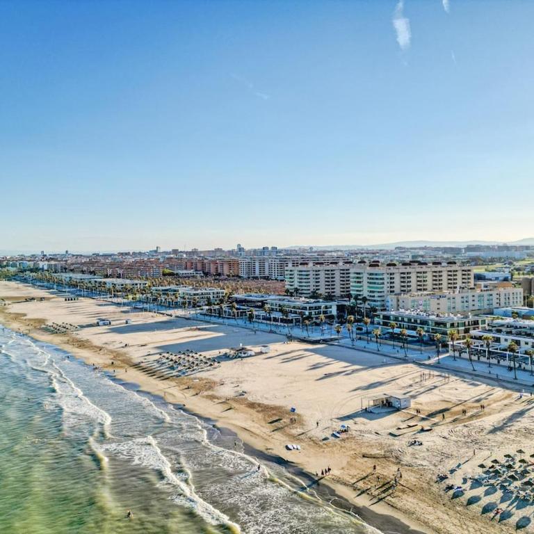 With ocean and pool views - Next to the beach - One-Bedroom Apartment - 33