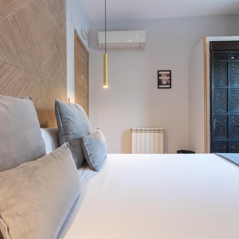 AbraCadabra Suites - Habitación Doble con baño compartido y balcón - 34