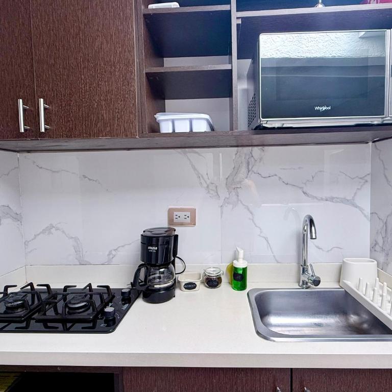 Apartaestudio en Laureles-plaza mayor-Av 33-laundry-wifi - Studio - 7