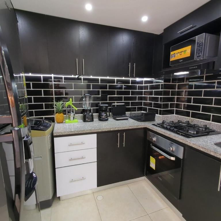 18th-Floor Apartment with a View, 3 Bedrooms, Near the Airport - Apartment - 22