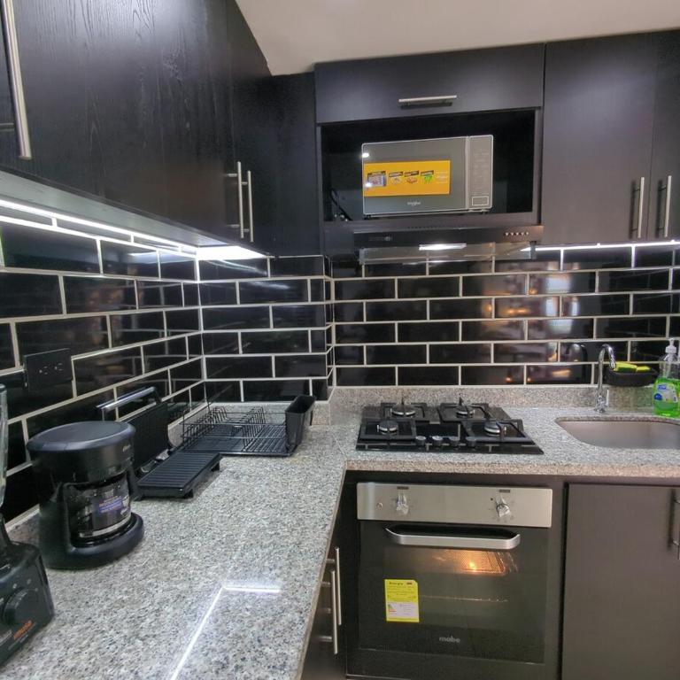 18th-Floor Apartment with a View, 3 Bedrooms, Near the Airport - Apartment - 26