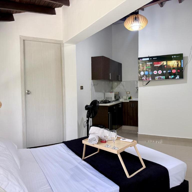 Apartaestudio en Laureles-plaza mayor-Av 33-laundry-wifi - Studio - 13