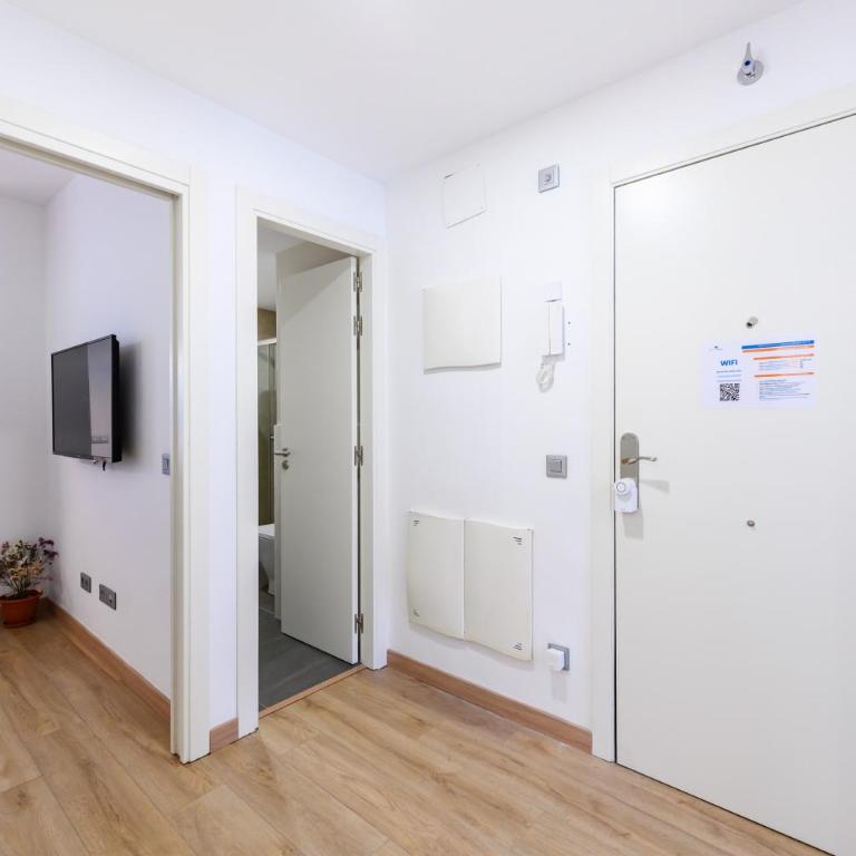 HMA121B - Amplio Piso 2 dormitorios y 2 baños en Ciudad Lineal, Madrid - Alquiler temporal - Two-Bedroom Apartment - 50