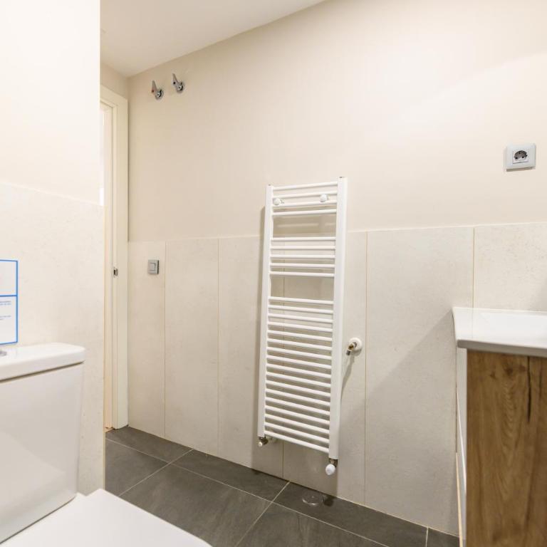 HMA121B - Amplio Piso 2 dormitorios y 2 baños en Ciudad Lineal, Madrid - Alquiler temporal - Two-Bedroom Apartment - 45