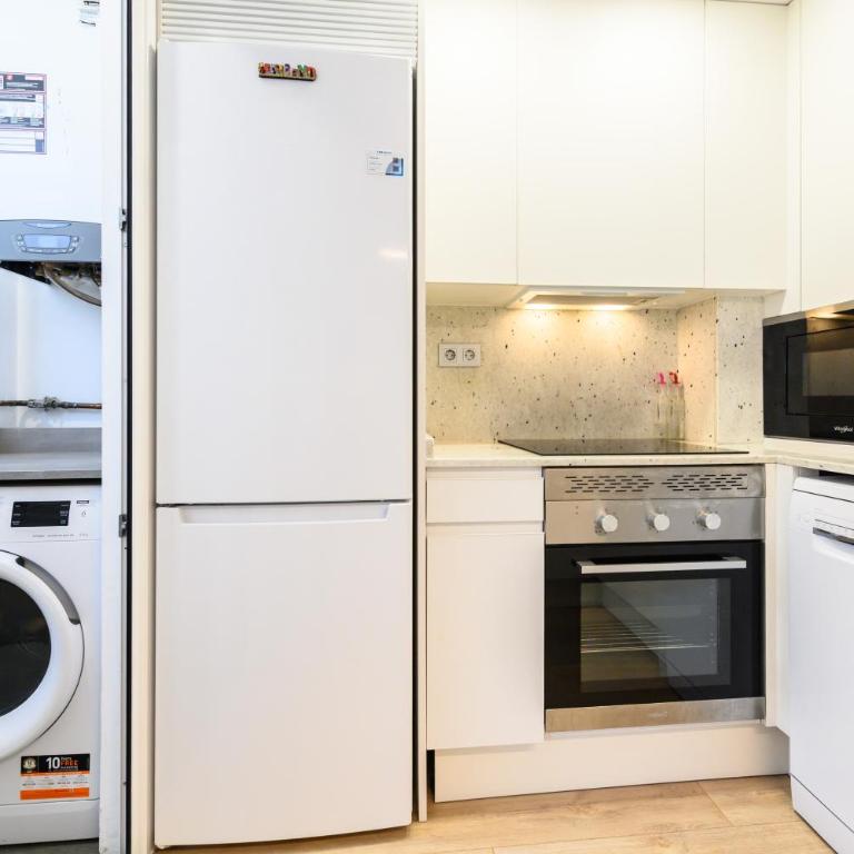 HMA121B - Amplio Piso 2 dormitorios y 2 baños en Ciudad Lineal, Madrid - Alquiler temporal - Two-Bedroom Apartment - 3