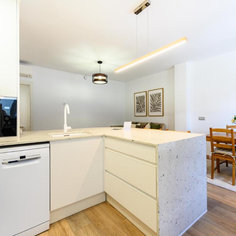HMA121B - Amplio Piso 2 dormitorios y 2 baños en Ciudad Lineal, Madrid - Alquiler temporal - Two-Bedroom Apartment - 22