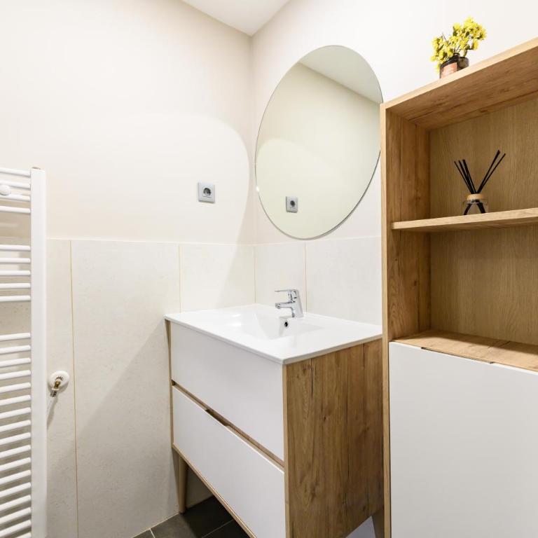HMA121B - Amplio Piso 2 dormitorios y 2 baños en Ciudad Lineal, Madrid - Alquiler temporal - Two-Bedroom Apartment - 11