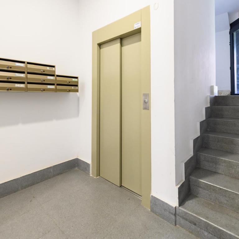 HMA121B - Amplio Piso 2 dormitorios y 2 baños en Ciudad Lineal, Madrid - Alquiler temporal - Two-Bedroom Apartment - 54