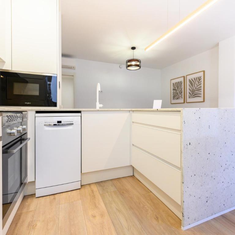 HMA121B - Amplio Piso 2 dormitorios y 2 baños en Ciudad Lineal, Madrid - Alquiler temporal - Two-Bedroom Apartment - 20