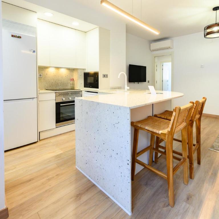 HMA121B - Amplio Piso 2 dormitorios y 2 baños en Ciudad Lineal, Madrid - Alquiler temporal - Two-Bedroom Apartment - 48