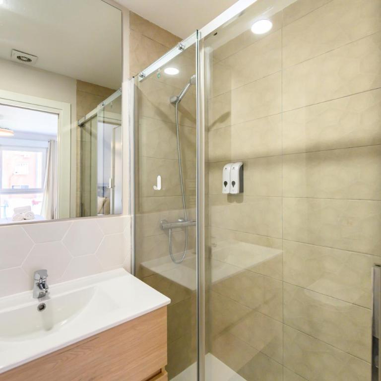 HMA121B - Amplio Piso 2 dormitorios y 2 baños en Ciudad Lineal, Madrid - Alquiler temporal - Two-Bedroom Apartment - 35