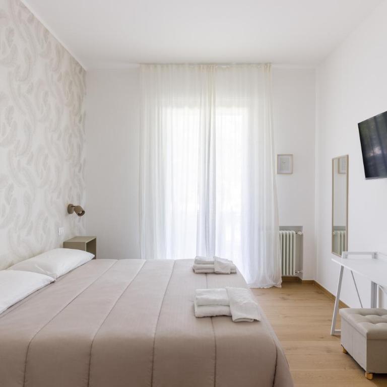 Residence Campo Dei Fiori Free Parking and WiFi - Appartamento Premium con 3 Camere da Letto e Balcone - 3