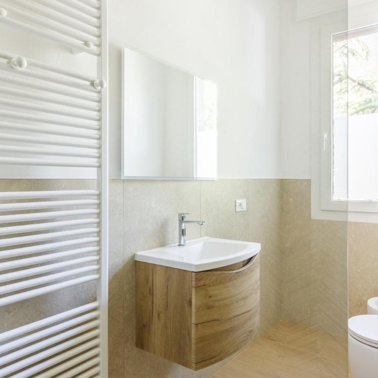 Residence Campo Dei Fiori Free Parking and WiFi - Appartamento Premium con 3 Camere da Letto e Balcone - 37