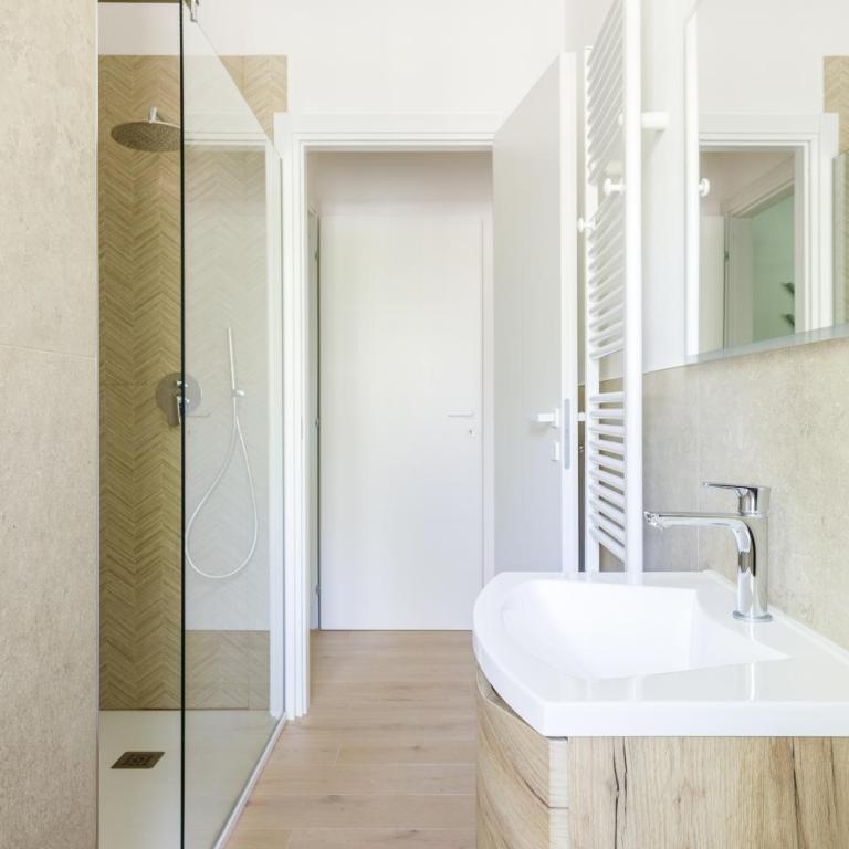 Residence Campo Dei Fiori Free Parking and WiFi - Appartamento Premium con 3 Camere da Letto e Balcone - 7
