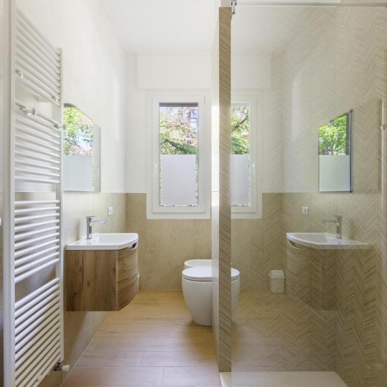 Residence Campo Dei Fiori Free Parking and WiFi - Appartamento Premium con 3 Camere da Letto e Balcone - 6