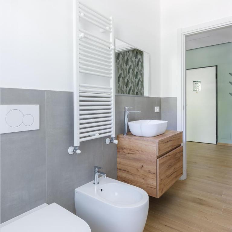 Residence Campo Dei Fiori Free Parking and WiFi - Appartamento Premium con 3 Camere da Letto e Balcone - 41