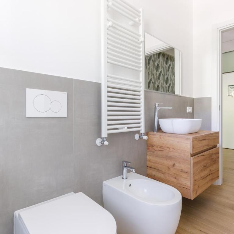 Residence Campo Dei Fiori Free Parking and WiFi - Appartamento Premium con 3 Camere da Letto e Balcone - 40