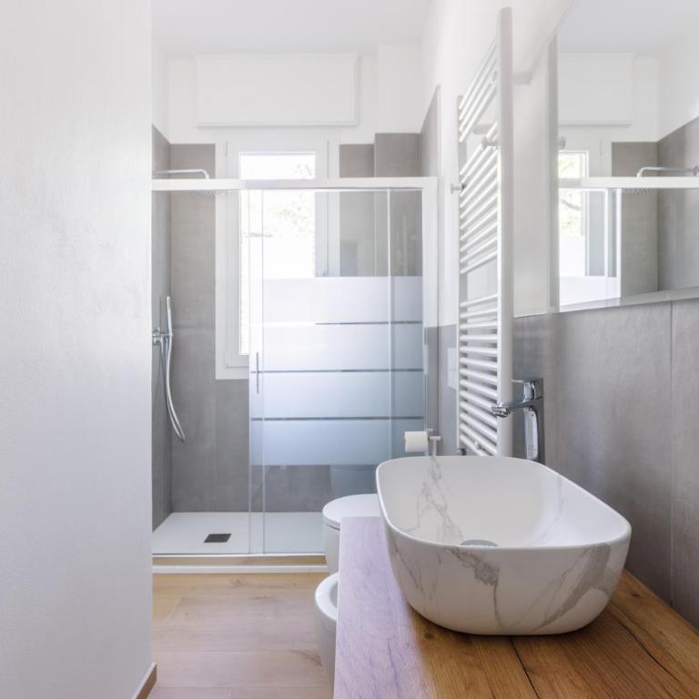 Residence Campo Dei Fiori Free Parking and WiFi - Appartamento Premium con 3 Camere da Letto e Balcone - 8