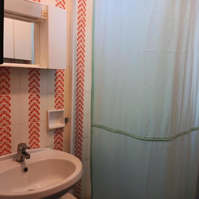 CN040 - Cesenatico, spazioso quadrilocale con balcone a 30mt dal mare - Appartamento con 1 Camera da Letto - 24