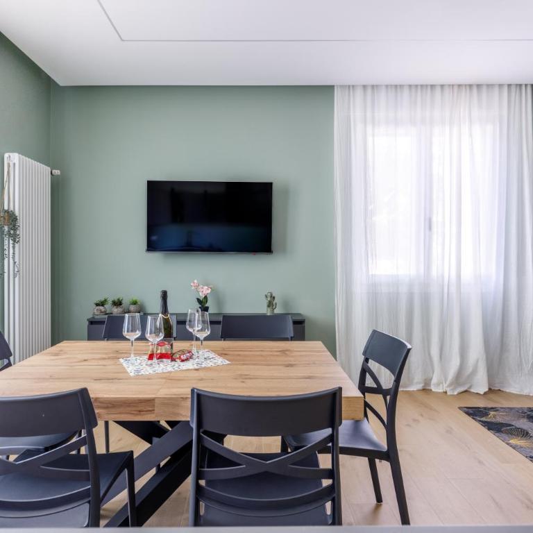 Residence Campo Dei Fiori Free Parking and WiFi - Appartamento Premium con 3 Camere da Letto e Balcone - 13
