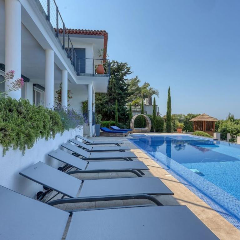 Location de Villa Sanary Sur Mer Piscine et Jardin Vue Mer Panoramique - Villa 1 Chambre - 2