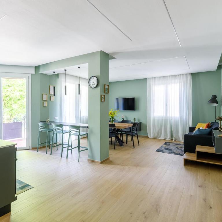 Residence Campo Dei Fiori Free Parking and WiFi - Appartamento Premium con 3 Camere da Letto e Balcone - 55