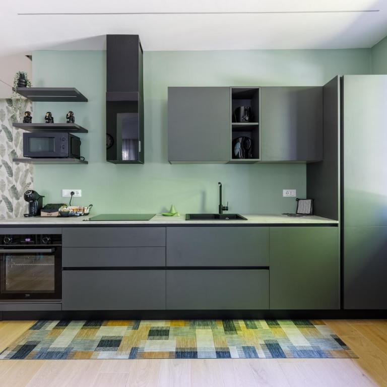 Residence Campo Dei Fiori Free Parking and WiFi - Appartamento Premium con 3 Camere da Letto e Balcone - 2