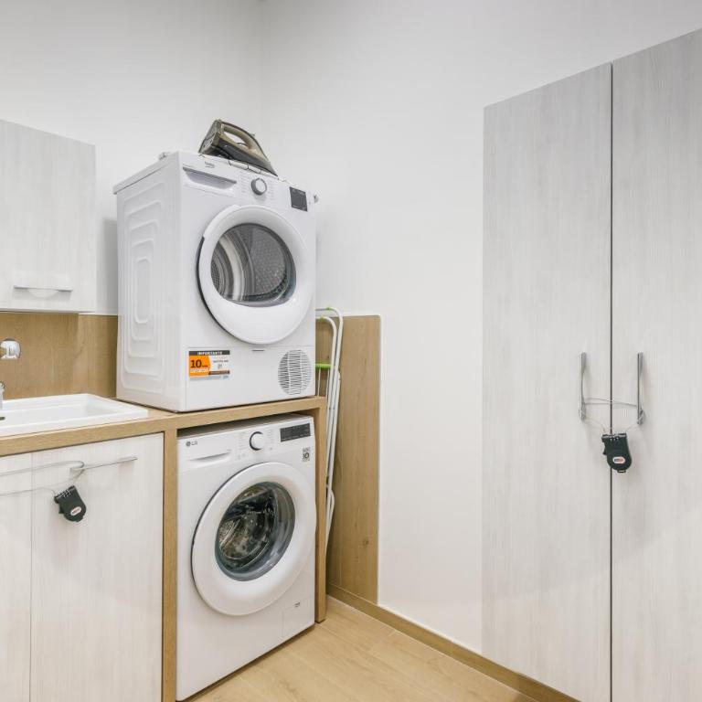 Residence Campo Dei Fiori Free Parking and WiFi - Appartamento Premium con 3 Camere da Letto e Balcone - 61