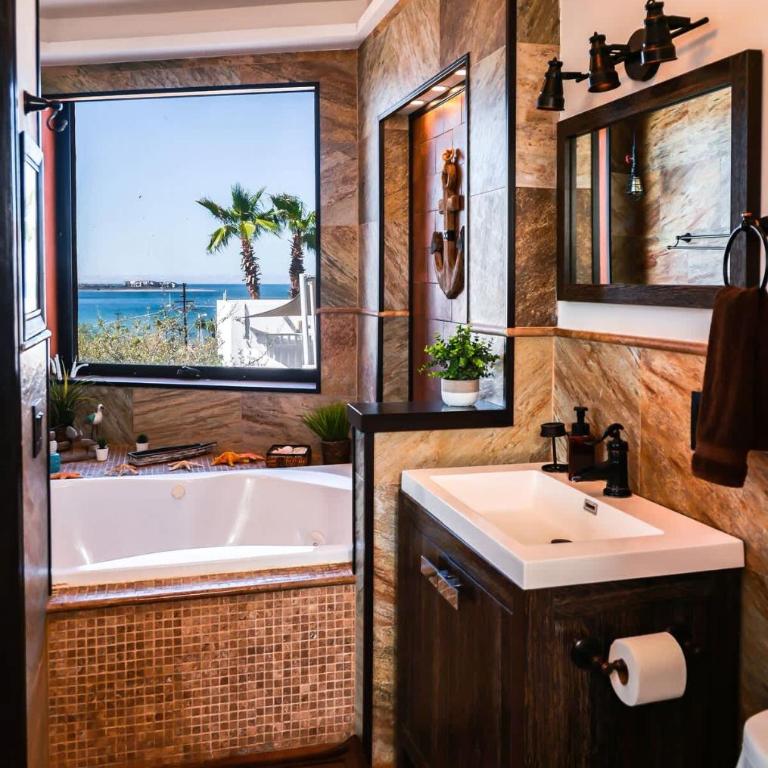 Oceanview 4BR Retreat steps from Malecon in La Paz - Apartment - 4