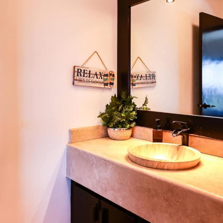 Oceanview 4BR Retreat steps from Malecon in La Paz - Apartment - 10