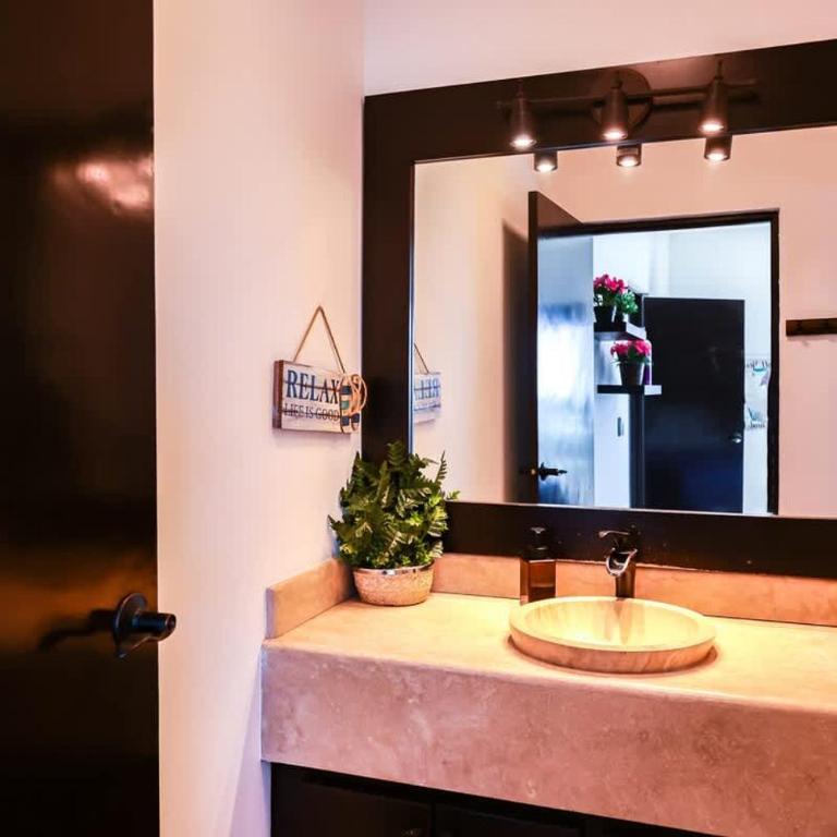 Oceanview 4BR Retreat steps from Malecon in La Paz - Apartment - 12