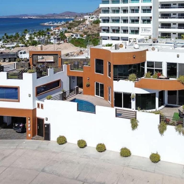Oceanview 4BR Retreat steps from Malecon in La Paz - Apartment - 35