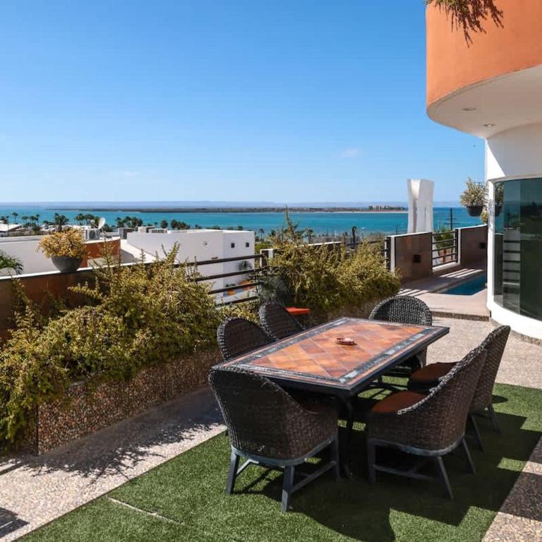 Oceanview 4BR Retreat steps from Malecon in La Paz - Apartment - 53