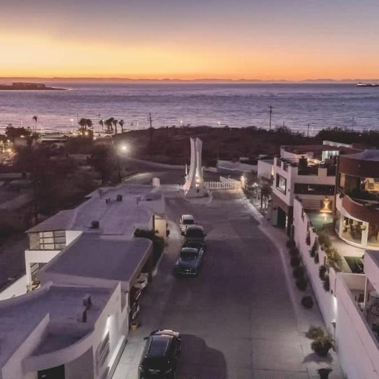 Oceanview 4BR Retreat steps from Malecon in La Paz - Apartment - 63