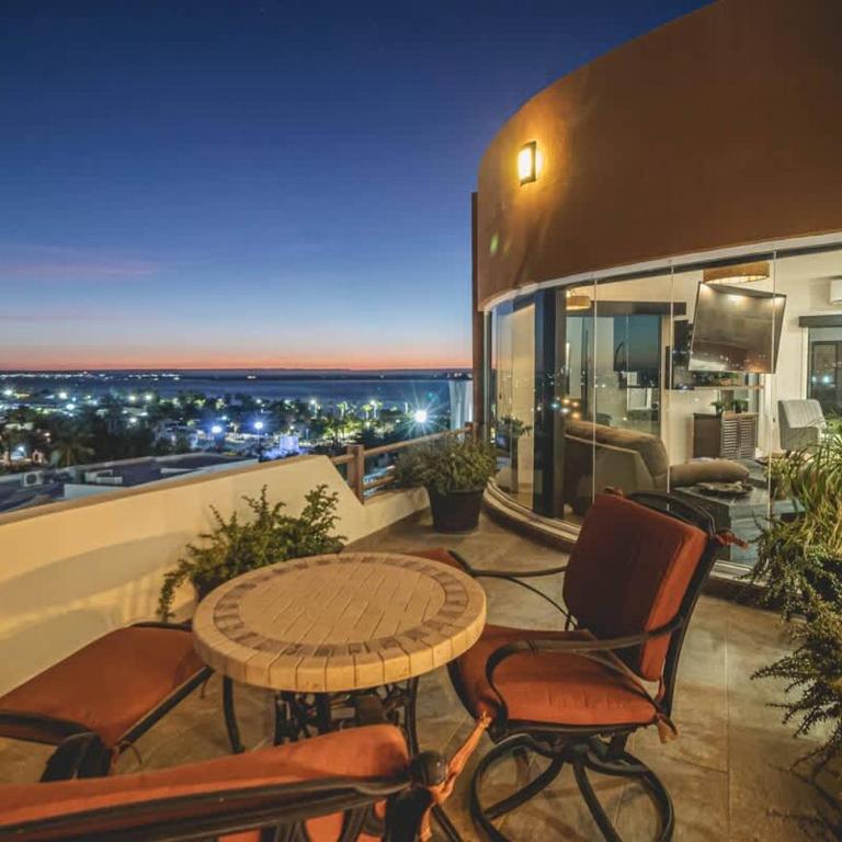 Oceanview 4BR Retreat steps from Malecon in La Paz - Apartment - 88