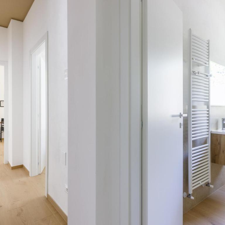 Residence Campo Dei Fiori Free Parking and WiFi - Appartamento Premium con 3 Camere da Letto e Balcone - 74