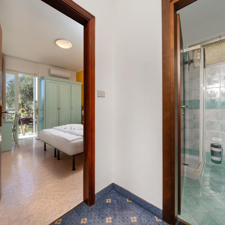 Hotel Silvana Garnì - Camera Matrimoniale con Balcone e con Vista Lago Parziale - 28