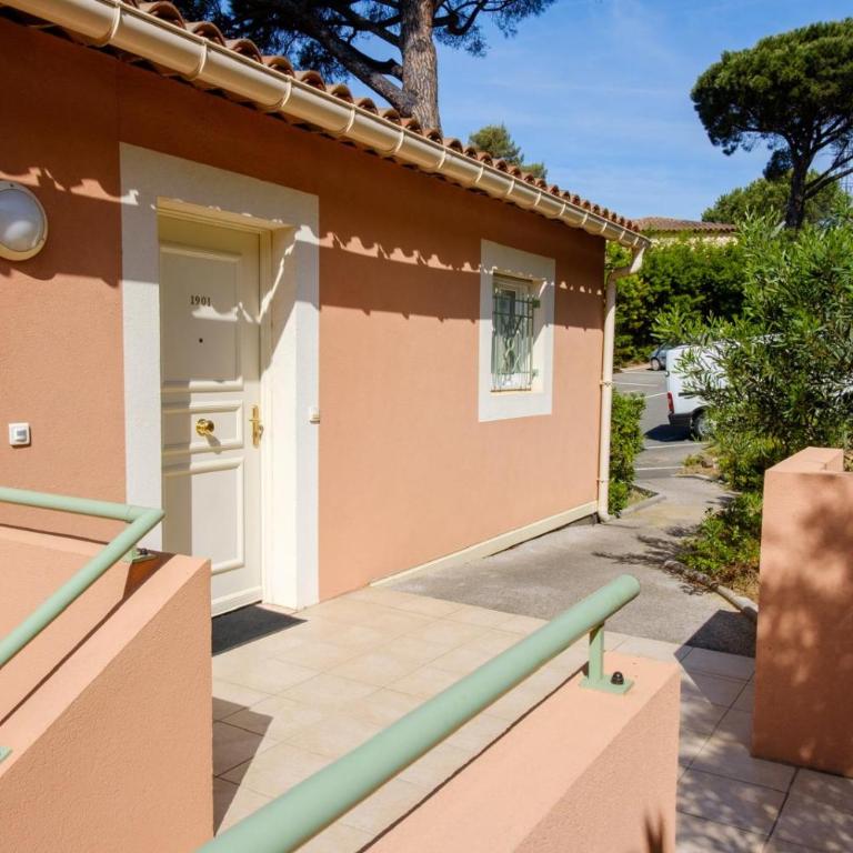 STE MAXIME PARK Coup de Cœur pour Elégant T2 avec Piscine proche centre-ville mer et plage - Apartamento de 1 dormitorio con terraza - 24